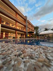 um hotel com piscina em frente a um edifício em Rufana Suites em Moalboal