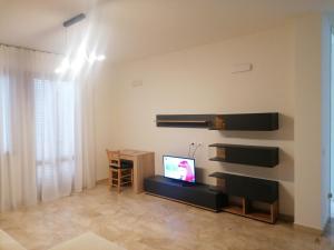 a living room with a tv and a table at casa a due passi dal centro in Padova