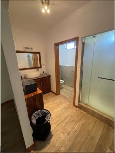 La salle de bains est pourvue de toilettes et d'une douche en verre. dans l'établissement 2 bedroom Apartment -Villa Ibiza, à Trou dʼ Eau Douce