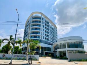 un edificio alto con una parte superior redonda en Otres Beach Hotel, en Sihanoukville