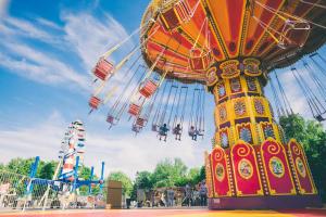 uma roda gigante num parque com pessoas a montar nele em 5 Berth Chalet To Hire In Hemsby Near Hemsby Beach Ref 18117b em Hemsby