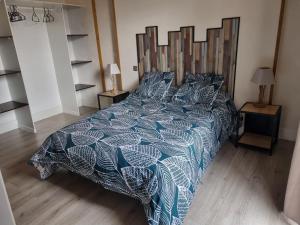 Łóżko lub łóżka w pokoju w obiekcie Maison la vague