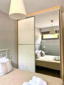 um espelho num quarto com 2 camas em Ether Apartment By The Sea Ι em Theologos