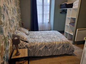 mała sypialnia z łóżkiem i oknem w obiekcie Maison la vague w mieście Meyrueis