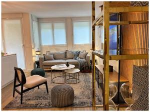 una sala de estar con un sofá y una mesa en Elegance Lifestyle - Parking Gratuito!, en San Sebastián
