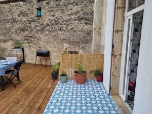 Patio lub wspólna przestrzeń na świeżym powietrzu w obiekcie Maison la vague