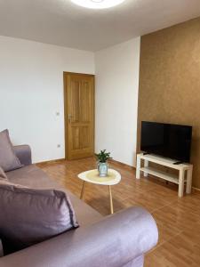 ein Wohnzimmer mit einem Sofa und einem Tisch in der Unterkunft Villa Ivana in Makarska