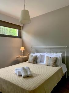 una camera da letto con un grande letto con due asciugamani di Ether Apartment By The Sea Ι a Theológos