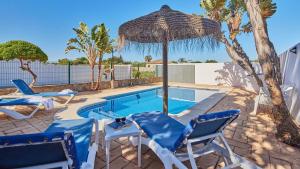 The swimming pool at or close to Chalet La Raya Conil de la Frontera by Ruralidays