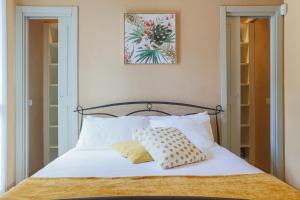 A bed or beds in a room at Lakefront Contemporary - by My Home In Como