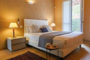 A bed or beds in a room at Lakefront Contemporary - by My Home In Como