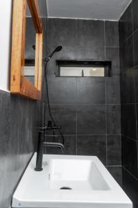 Un baño con un lavabo blanco y un espejo. en Ahomé Guest house & Lounge, en Lomé 33 fotos más