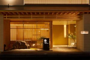 uma entrada para um edifício com uma placa na porta em Agora Kyoto Karasuma em Quioto