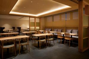 - un restaurant avec des tables et des chaises dans une salle dans l'établissement Agora Kyoto Karasuma, à Kyoto