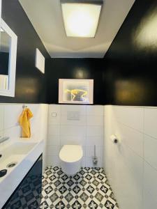 a bathroom with a white toilet and a sink at Wohlfühlappartement im Zentrum Spittals in Spittal an der Drau