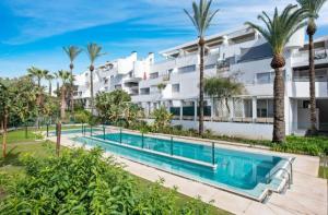 Bazén v ubytovaní APARTAMENTO LA CALA DE MIJAS VITANIA COSTA DEL SoL alebo v jeho blízkosti