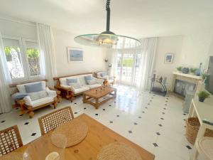 una sala de estar con un sofá y una mesa en Arenda Pino Alto villa Lotus, en Hospitalet de l'Infant