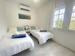 Dos camas en una habitación con ventana. en Arenda Pino Alto villa Lotus, en Hospitalet de l'Infant 16 fotos más