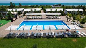 Бассейн в La Dolce Vita Resort или поблизости
