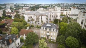une vue aérienne sur un bâtiment d'une ville dans l'établissement Domitys Villa Kera, à Limoges