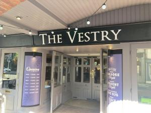 un front de magasin avec un panneau indiquant la variation dans l'établissement The Vestry, à Chichester