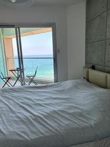 מיטה או מיטות בחדר ב-Beachfront apartment
