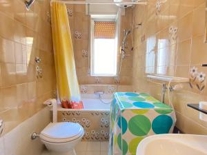 a bathroom with a toilet and a tub and a sink at Gallipoli Center 3 in Gallipoli