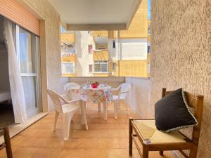 a dining room with a table and chairs in a room at Gallipoli Center 3 in Gallipoli