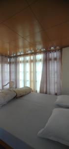 Thangkop House客房内的一张或多张床位