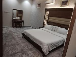 Una cama o camas en una habitación de امارلس للشقق الفندقية