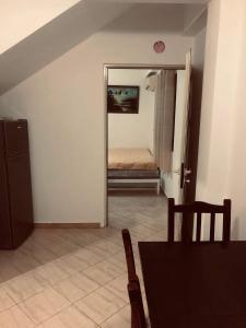 een kamer met een deur naar een slaapkamer met een bed bij Villa Ceni 3 in Elbasan