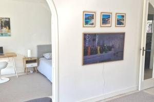 聖讓卡弗爾拉的住宿－La Suite de Saint-Jean-Cap-Ferrat, vue mer et accès mer，一间卧室配有一张床和一面镜子的墙壁