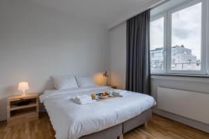 een slaapkamer met een bed met een dienblad met eten erop bij Woods Terrace residence in Brussel