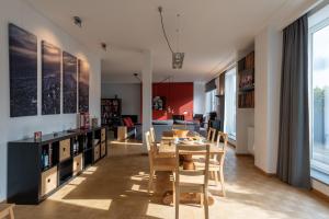 een woonkamer met een tafel en stoelen bij Woods Terrace residence in Brussel