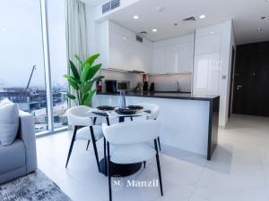 Kuchyň nebo kuchyňský kout v ubytování Manzil - Luxury 1BR Apartment in District One with access to Crystal Lagoon