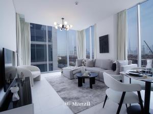 Posezení v ubytování Manzil - Luxury 1BR Apartment in District One with access to Crystal Lagoon