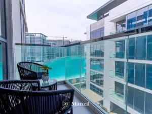 Bazén v ubytování Manzil - Luxury 1BR Apartment in District One with access to Crystal Lagoon nebo v jeho okolí