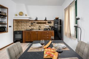a kitchen with a table with glasses of wine at Moana House in Sálakos