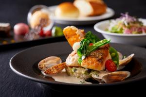 une assiette de nourriture avec un sandwich sur une table dans l'établissement Hotel Agora Regency Osaka Sakai, à Sakai