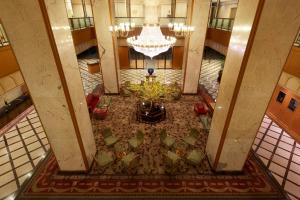 堺市にあるホテル アゴーラ リージェンシー 大阪堺のシャンデリアが備わるホテルロビーのオーバーヘッドビュー