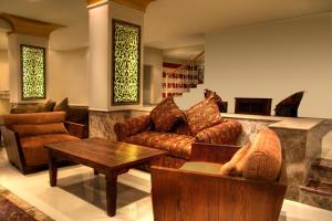 un soggiorno con divano e tavolo di Aurora Bay Resort Marsa Alam a Marsa Alam