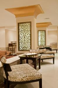un soggiorno con diverse sedie e un tavolo di Aurora Bay Resort Marsa Alam a Marsa Alam