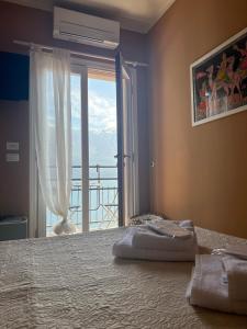 A bed or beds in a room at Villa Castello only room