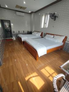 Postel nebo postele na pokoji v ubytování Nhật Phong 2 Bình Châu Hotel