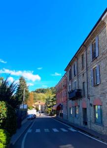 una strada vuota in una piccola cittadina con edifici di ALBERGO BALDAZZI 1916 a Zavattarello