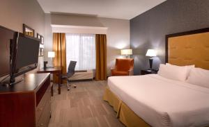 Habitación de hotel con cama y TV de pantalla plana. en Holiday Inn Express & Suites Kanab, an IHG Hotel en Kanab