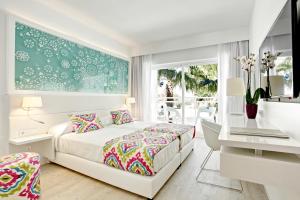 מיטה או מיטות בחדר ב-Grupotel Ibiza Beach Resort - Adults Only