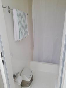 biała łazienka z toaletą i ręcznikiem w obiekcie Szent Márton Jurtaszállás Zalakaros közelében w mieście Nagyrécse