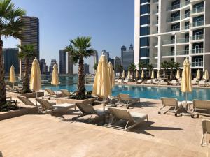 Bazén v ubytování Manzil - Luxurious Studio Near Downtown Dubai with large balcony and Dubai Canal Views nebo v jeho okolí