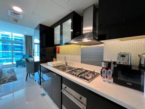 Kuchyň nebo kuchyňský kout v ubytování Manzil - Luxurious Studio Near Downtown Dubai with large balcony and Dubai Canal Views